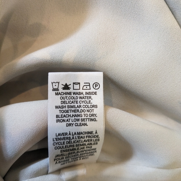 Set of  2 Reitmans floral blouses - Picture 5 of 11